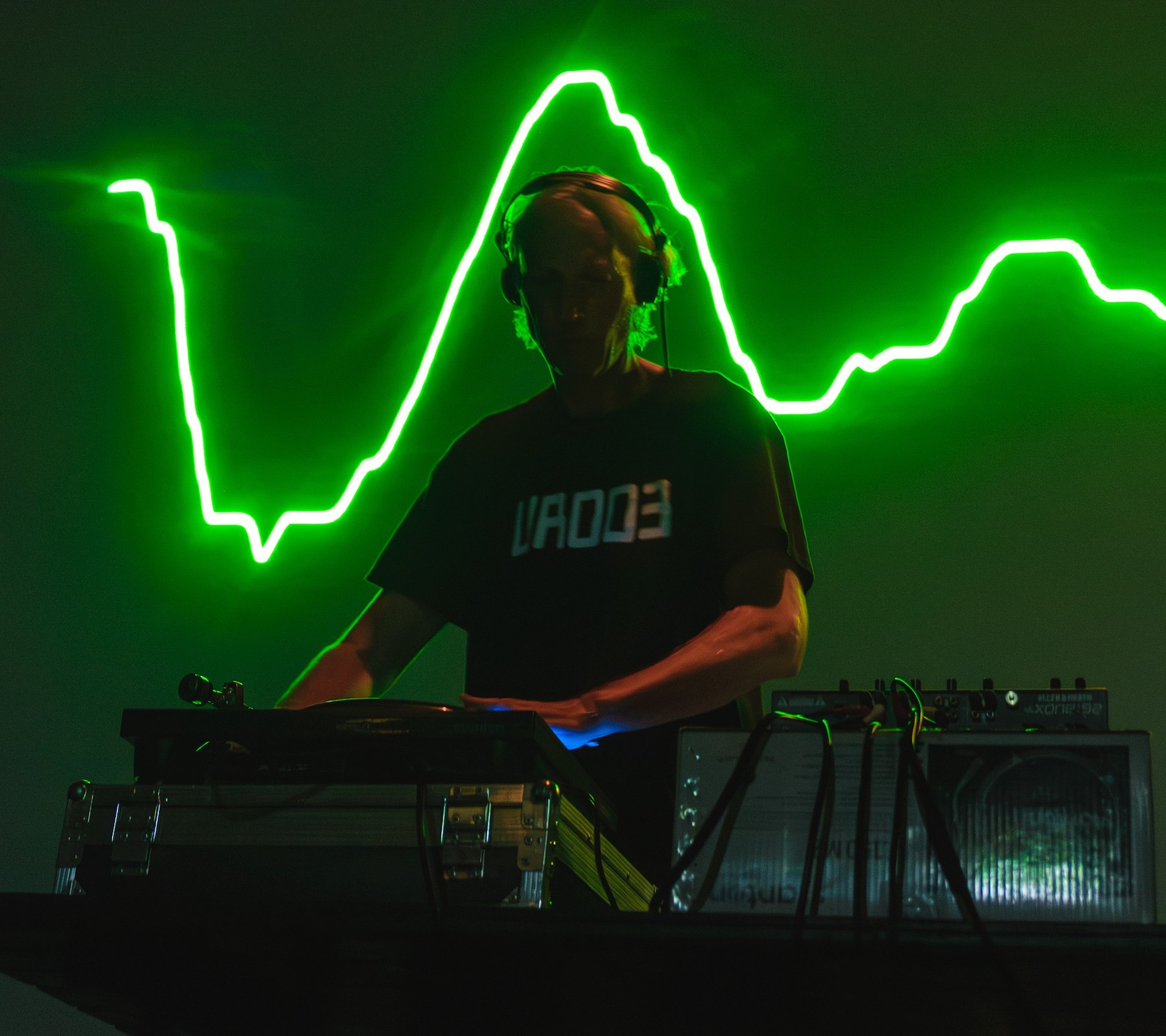 DJ Veloziped bei einem Vinyl-DJ-Set