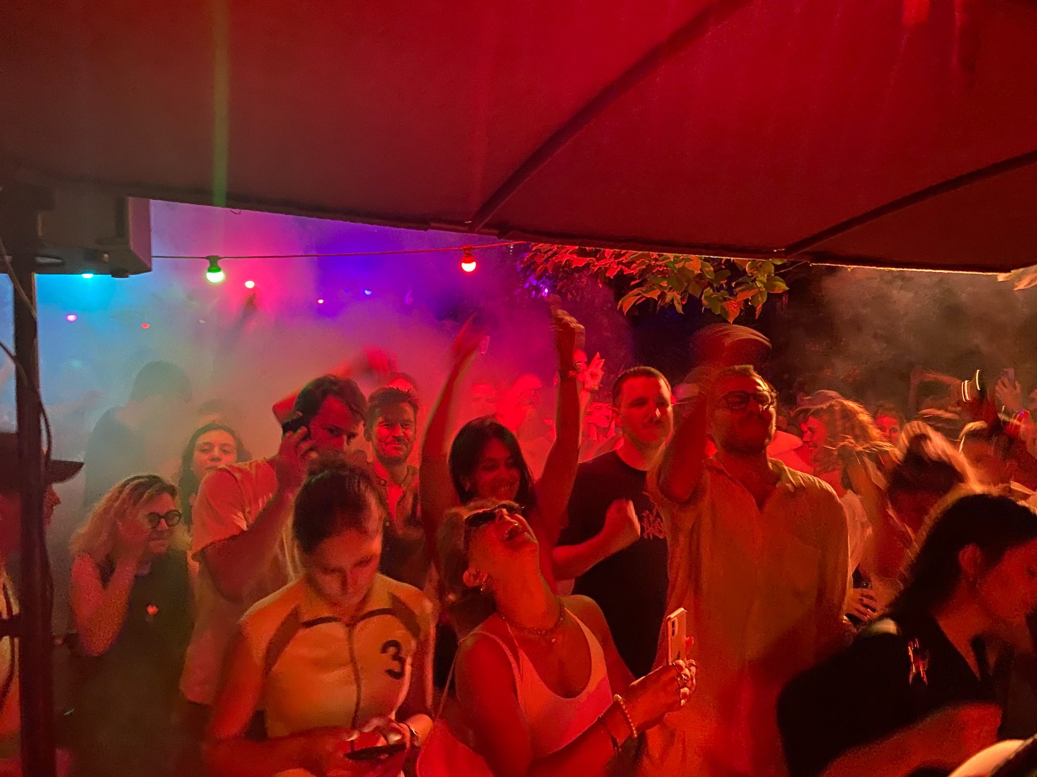 Blick von DJ Veloziped hinter dem Mischpult auf das Publikum bei MAVAI musica in Meran